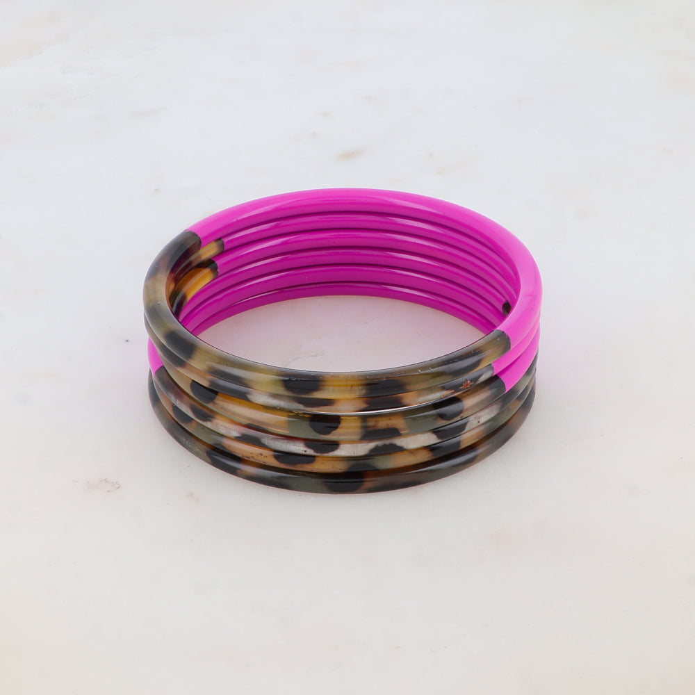 Brazalete fino de cuerno de búfalo lacado en verde con estampado de leopardo