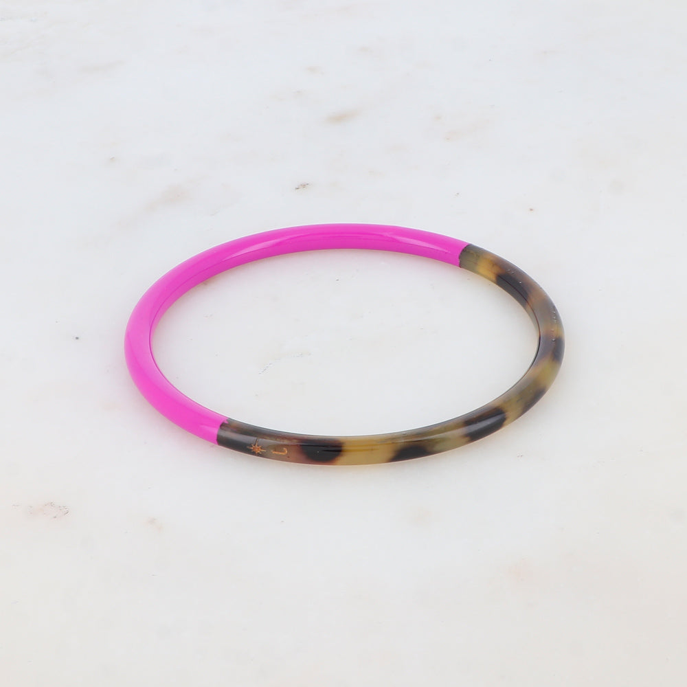 Brazalete fino de cuerno de búfalo lacado en verde con estampado de leopardo