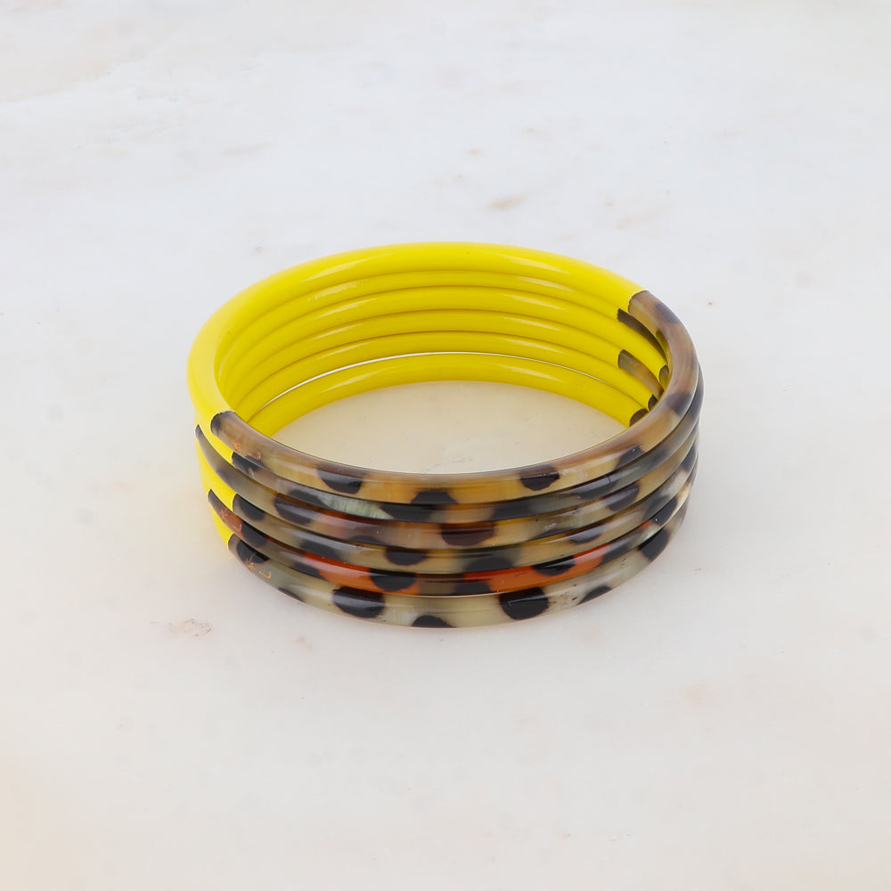 Brazalete fino de cuerno de búfalo lacado en verde con estampado de leopardo