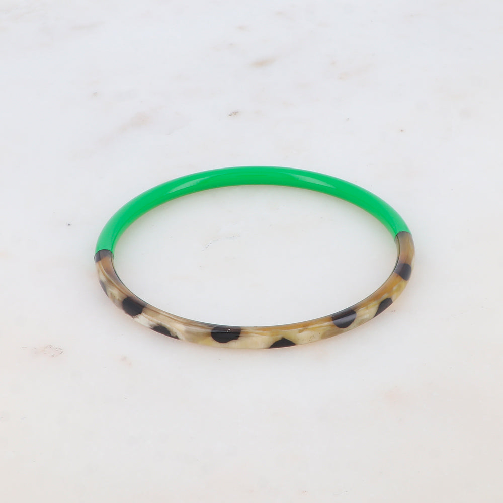 Brazalete fino de cuerno de búfalo lacado en verde con estampado de leopardo