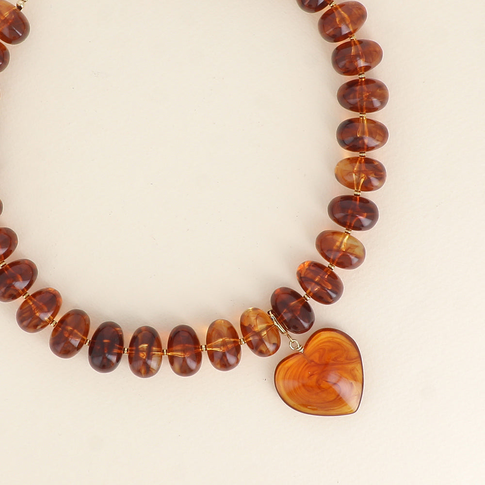 Collar con hilo - perlas de resina y colgante de corazón