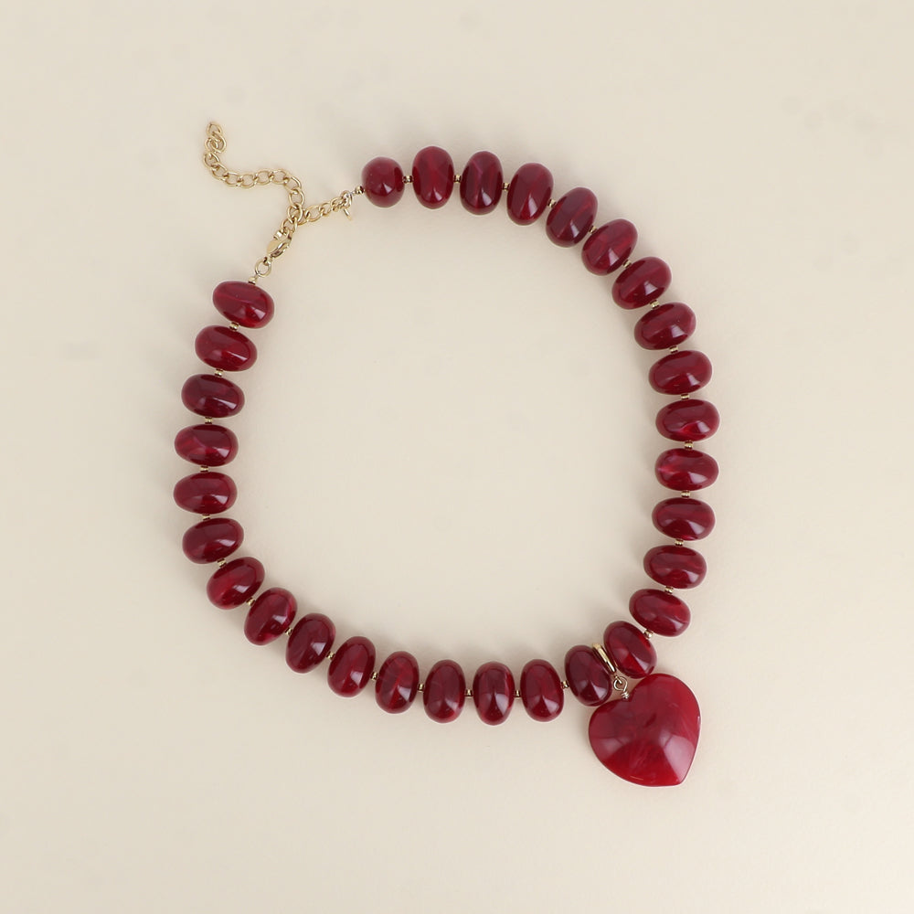 Collar con hilo - perlas de resina y colgante de corazón