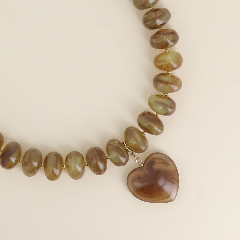 Collar con hilo - perlas de resina y colgante de corazón
