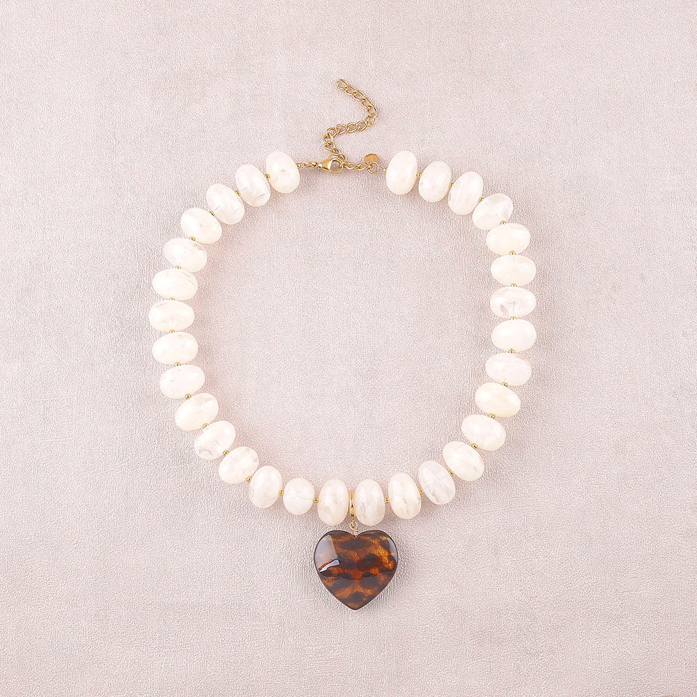 Collar con hilo - perlas de resina y colgante de corazón