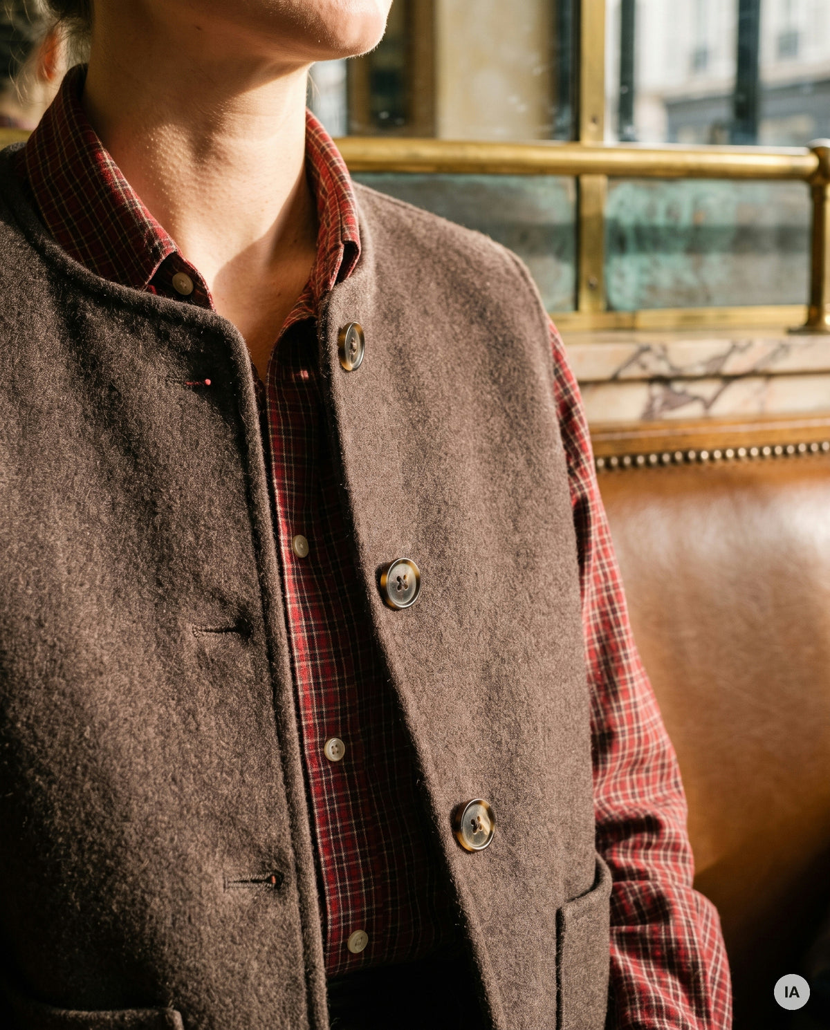 GILET BETY CHOCOLAT - OPULLENCE Gilet — Image générée par IA
