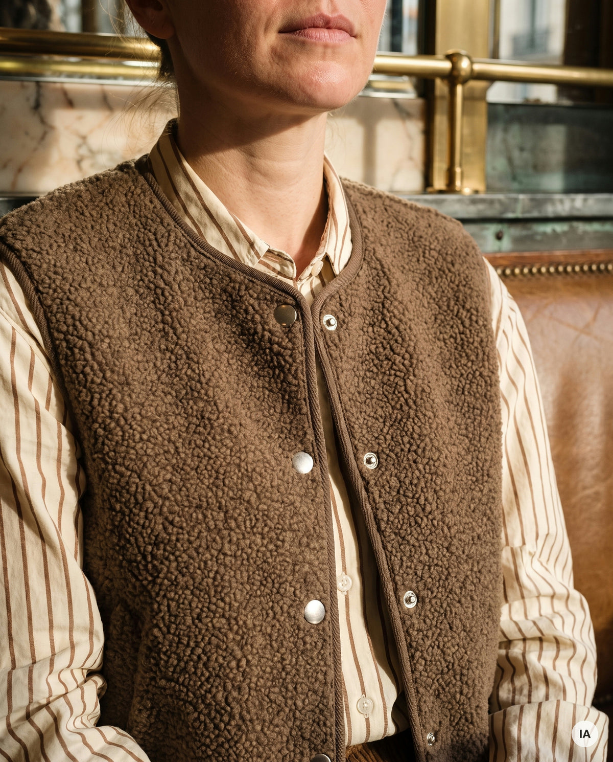 GILET SANS MANCHES PAULINE CHOCOLAT - CHARLIOR Gilet — Image générée par IA