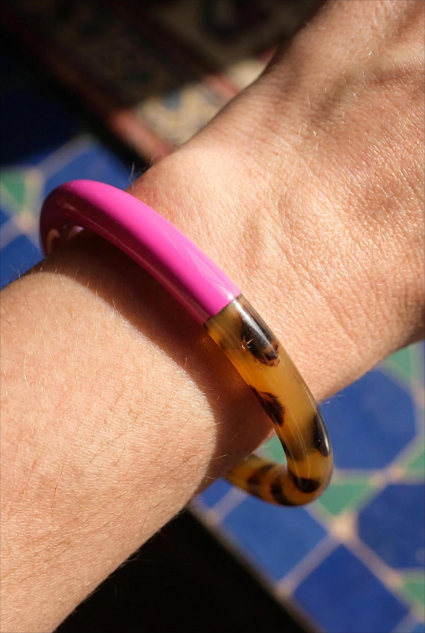 JONC EN CORNE DE BUFFLE LAQUÉE COULEUR ET MOTIF LÉOPARD FUCHSIA - BOHM Bracelet