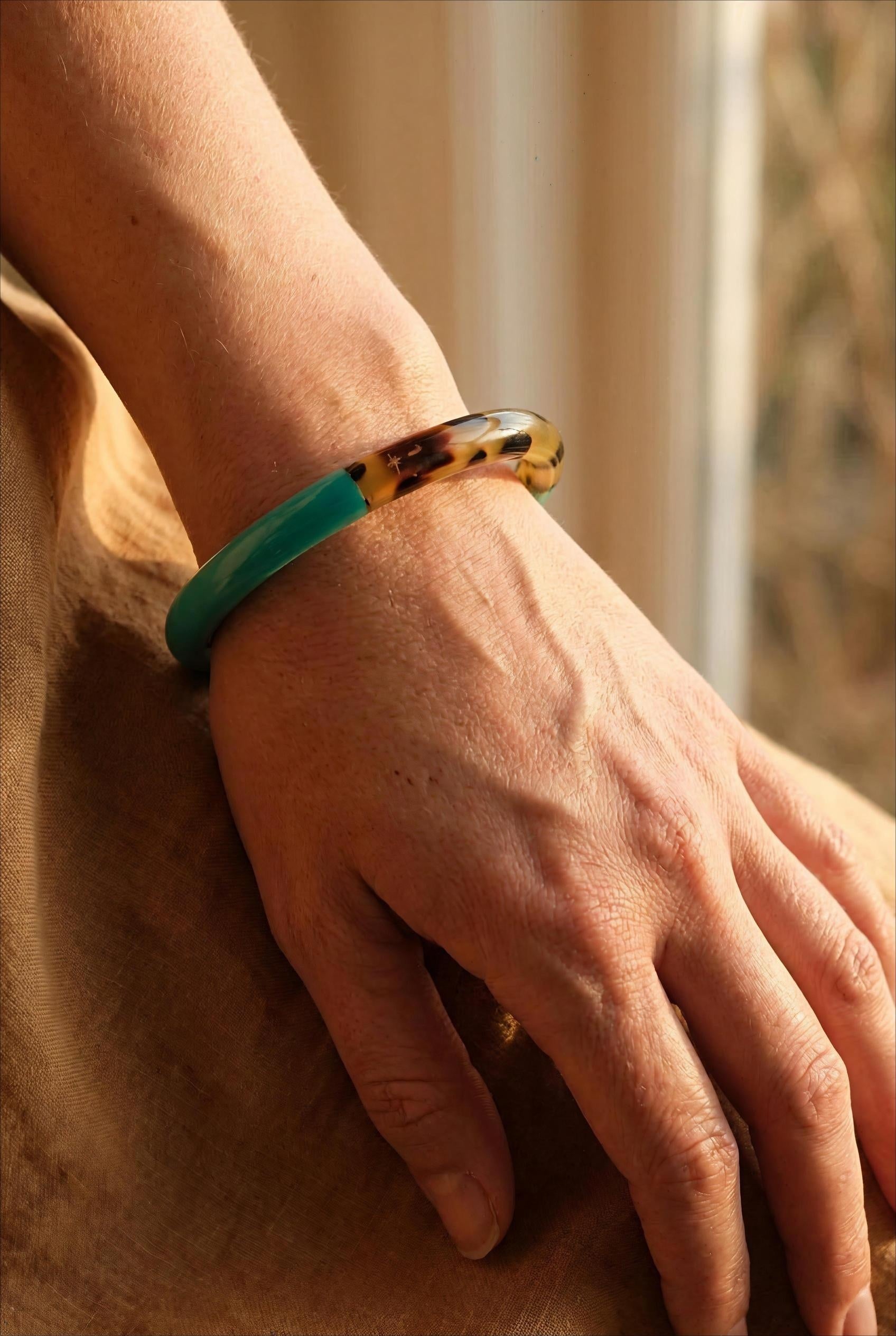 JONC EN CORNE DE BUFFLE LAQUÉE COULEUR ET MOTIF LÉOPARD TURQUOISE - BOHM Bracelet