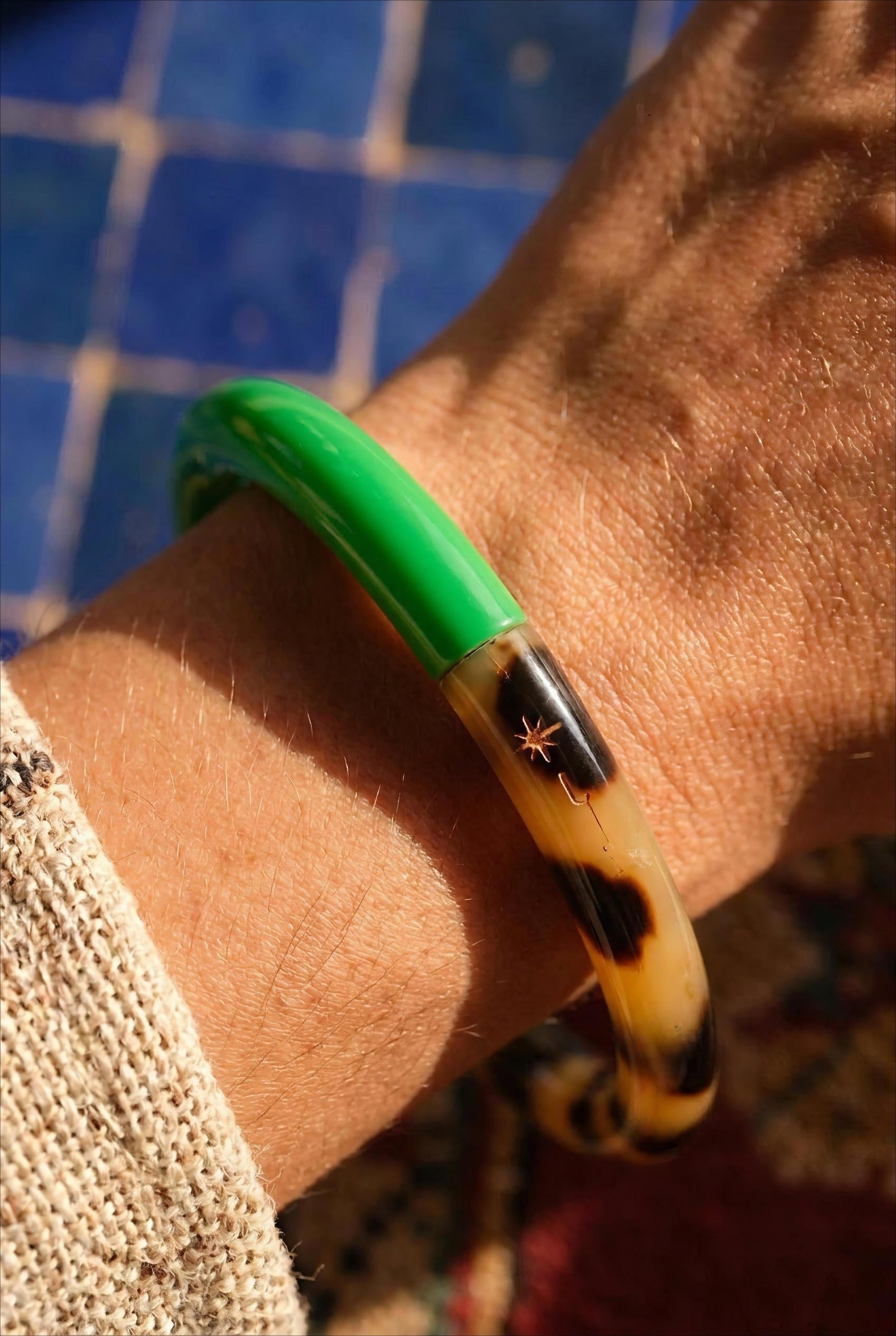JONC EN CORNE DE BUFFLE LAQUÉE COULEUR ET MOTIF LÉOPARD VERT - BOHM Bracelet
