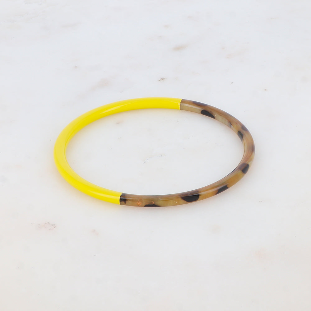 Brazalete fino de cuerno de búfalo lacado en verde con estampado de leopardo