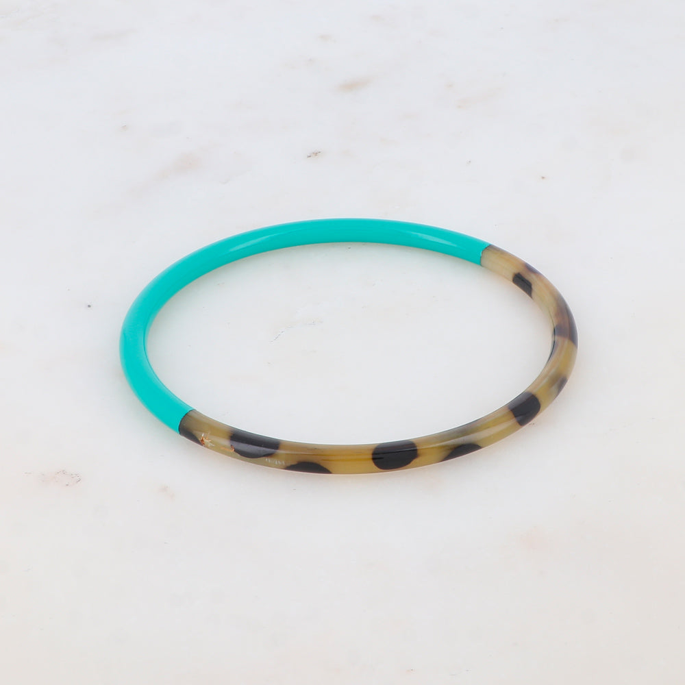 Brazalete fino de cuerno de búfalo lacado en verde con estampado de leopardo