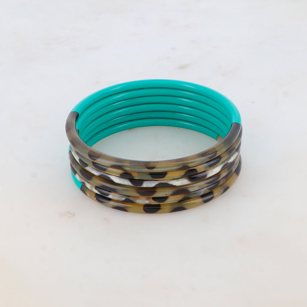 Brazalete fino de cuerno de búfalo lacado en verde con estampado de leopardo