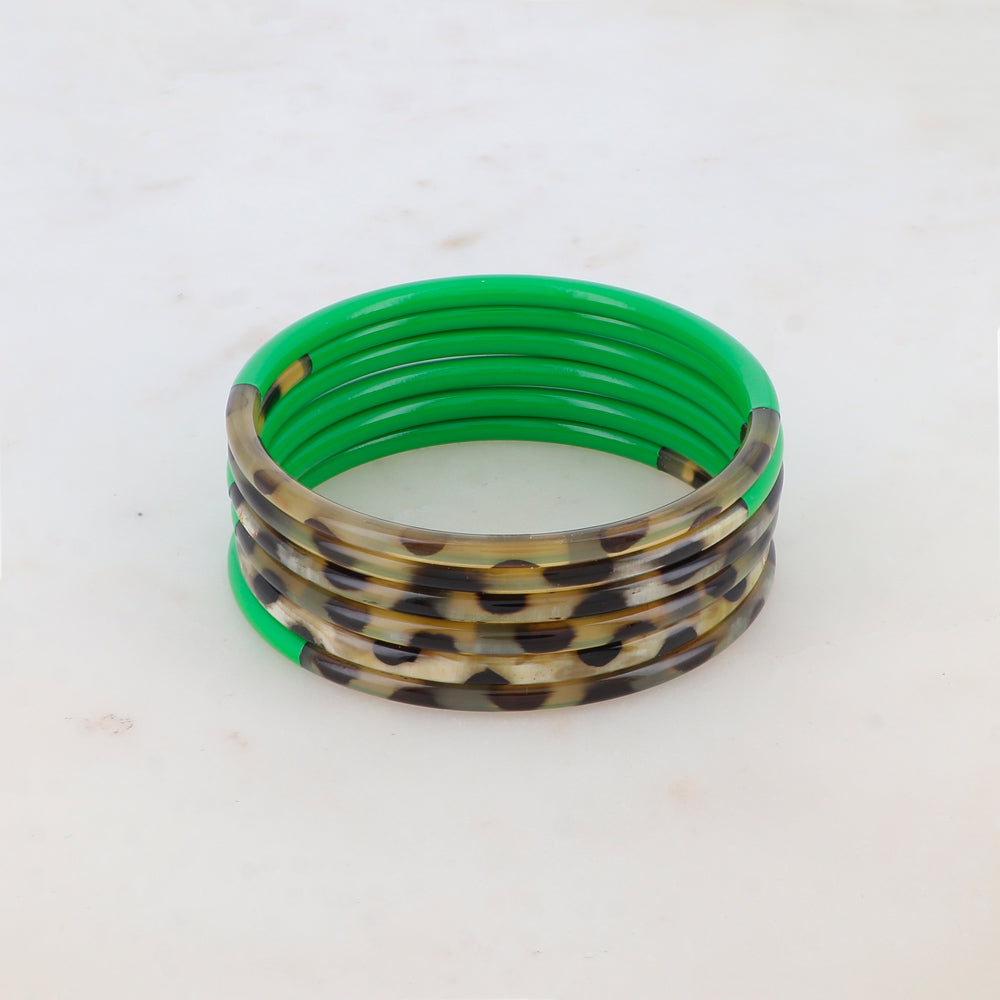 Brazalete fino de cuerno de búfalo lacado en verde con estampado de leopardo