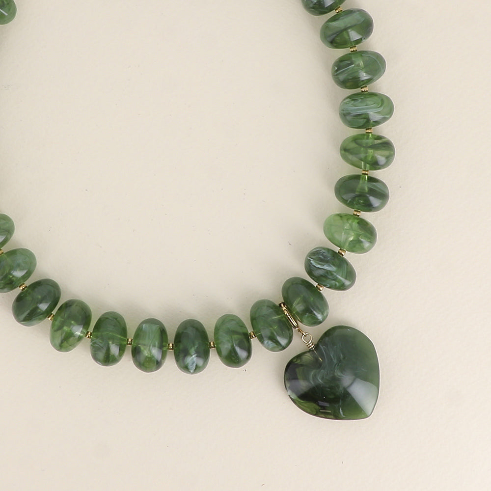 Collar con hilo - perlas de resina y colgante de corazón