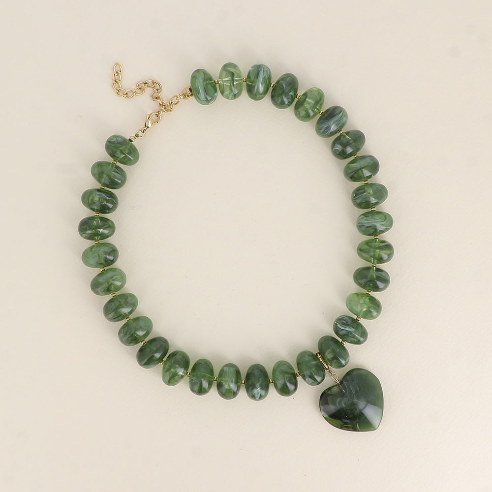 Collar con hilo - perlas de resina y colgante de corazón