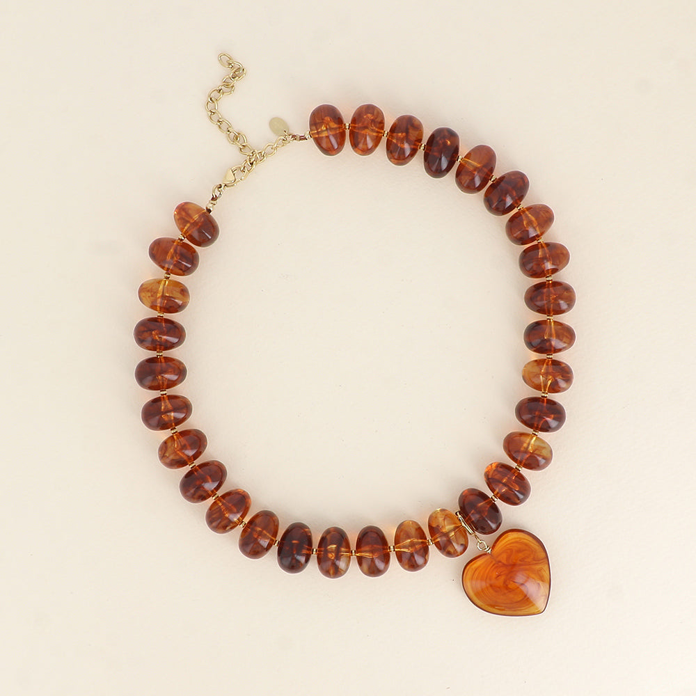 Collar con hilo - perlas de resina y colgante de corazón