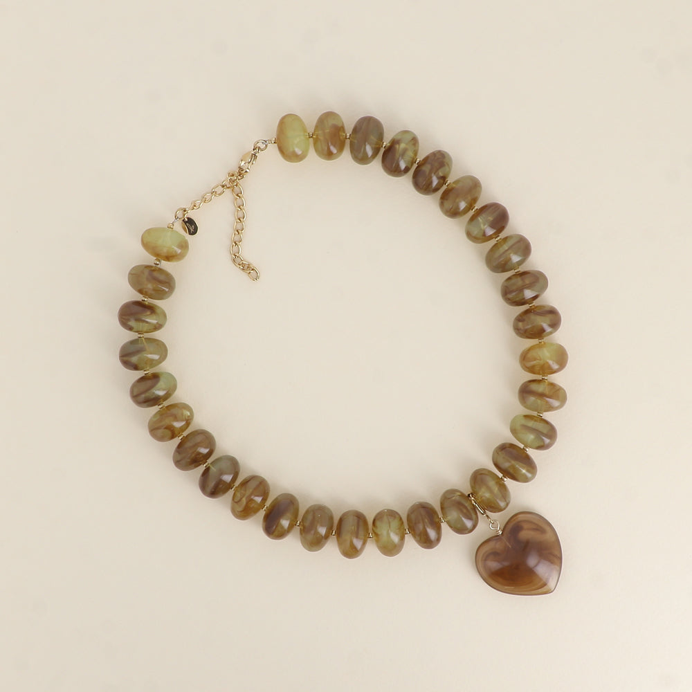 Collar con hilo - perlas de resina y colgante de corazón