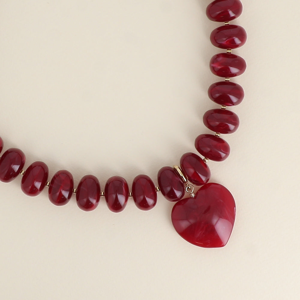 Collar con hilo - perlas de resina y colgante de corazón