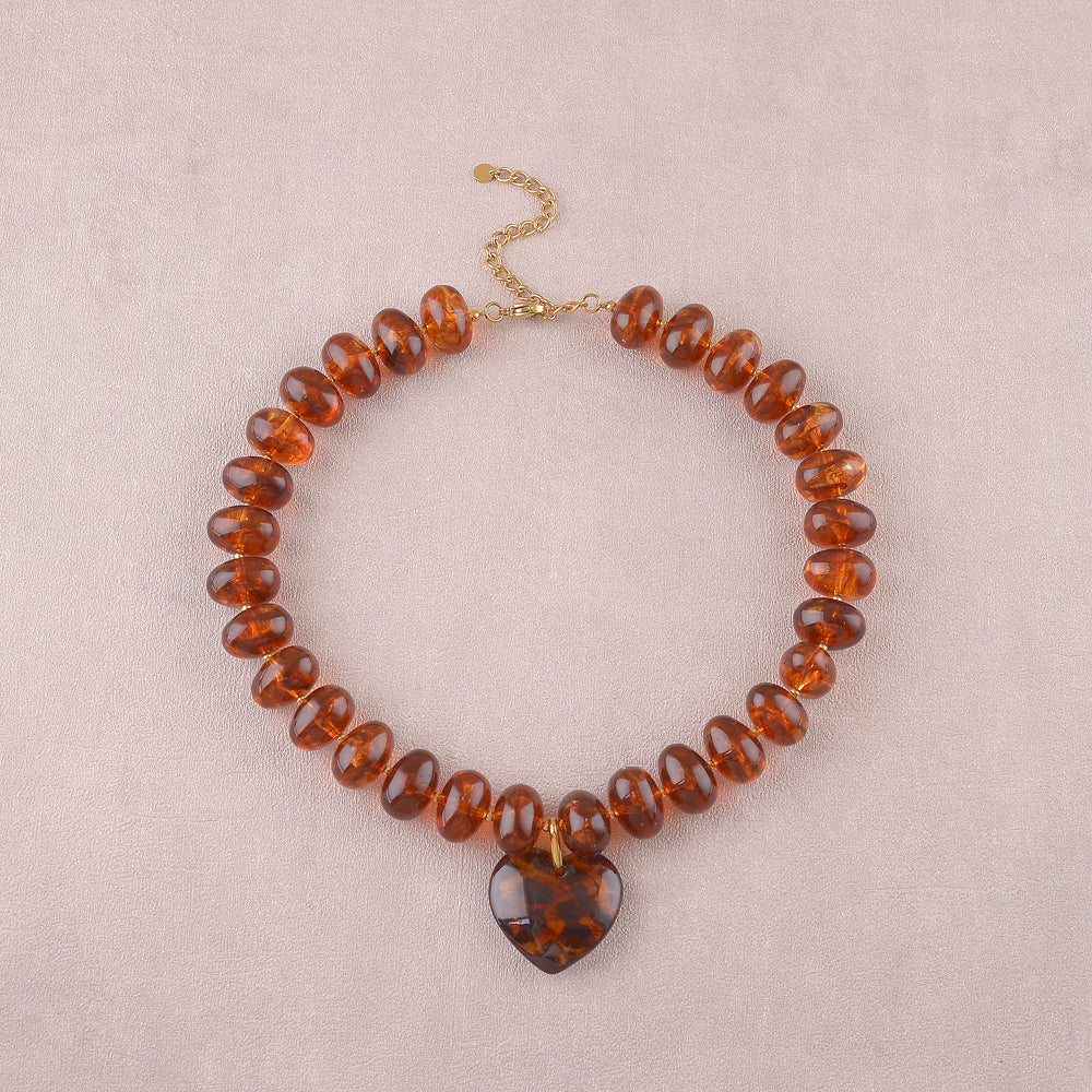 Collar con hilo - perlas de resina y colgante de corazón