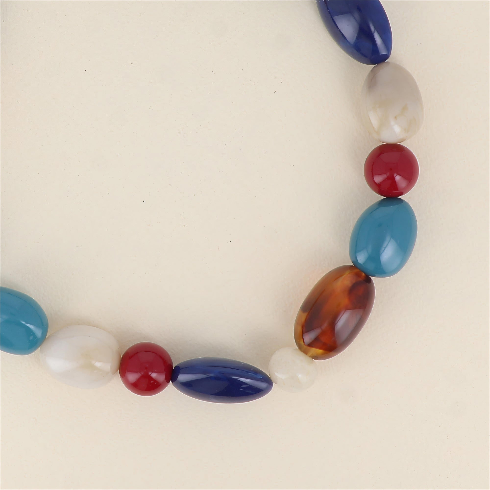 COLLIER NOLWENA - SUR CORDON, PERLES DE RÉSINE RONDES ET OVALES - BOHM Collier