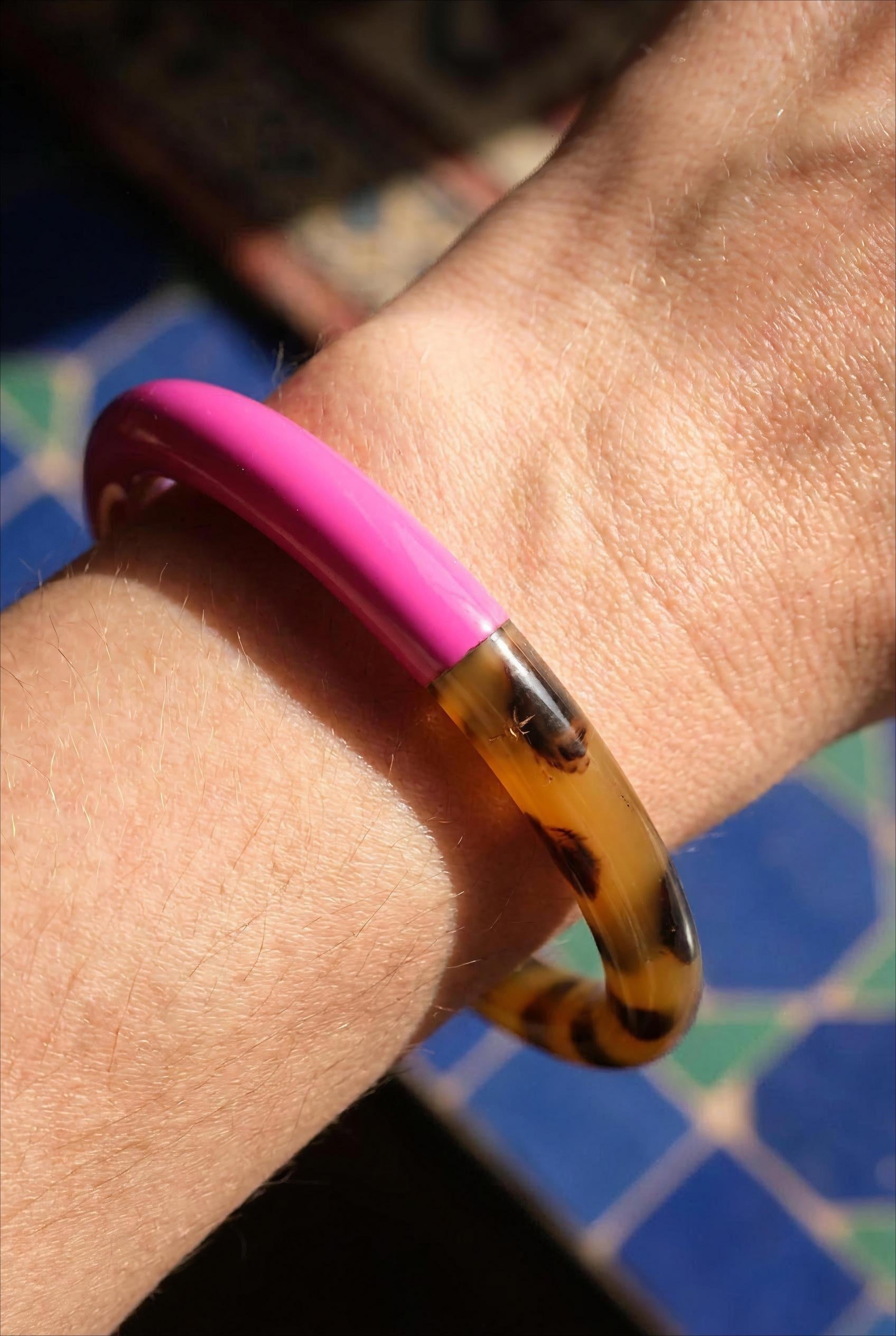 JONC EN CORNE DE BUFFLE LAQUÉE COULEUR ET MOTIF LÉOPARD FUCHSIA - BOHM Bracelet