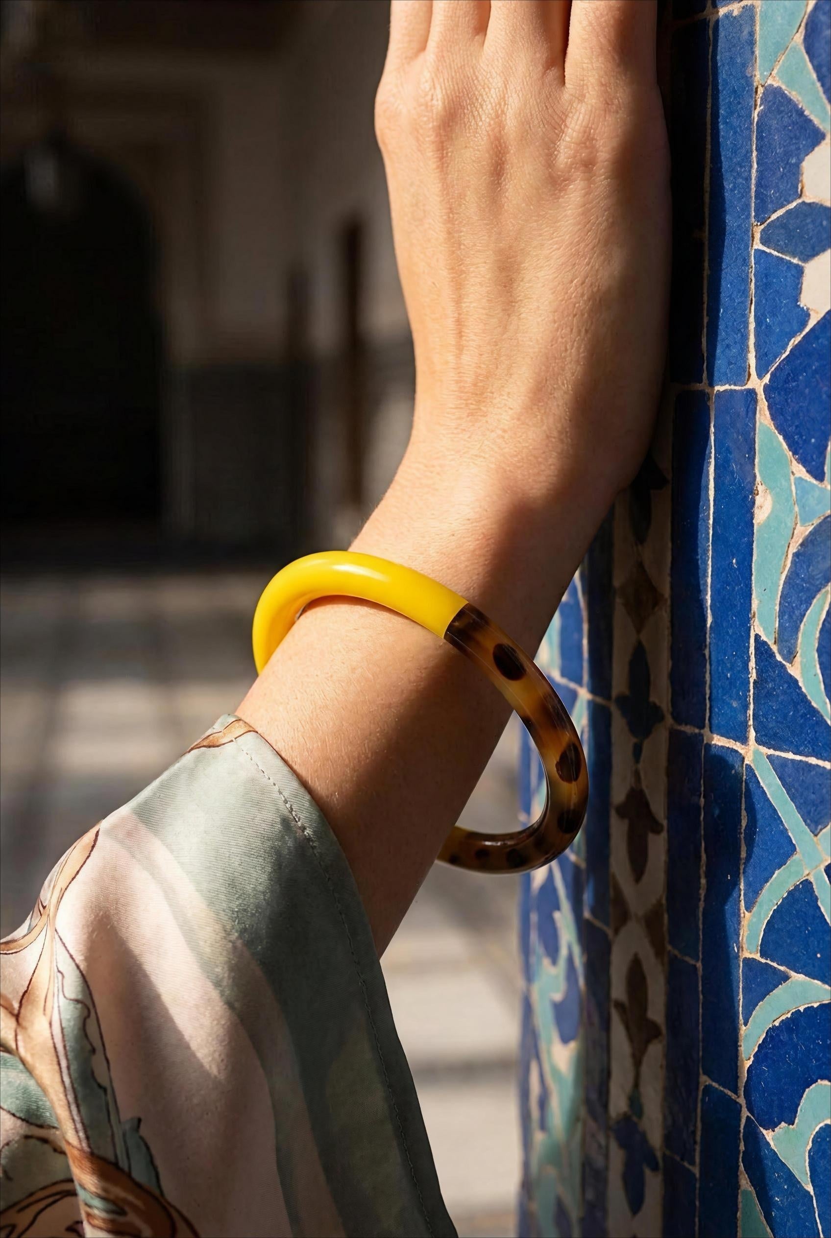JONC EN CORNE DE BUFFLE LAQUÉE COULEUR ET MOTIF LÉOPARD JAUNE - BOHM Bracelet
