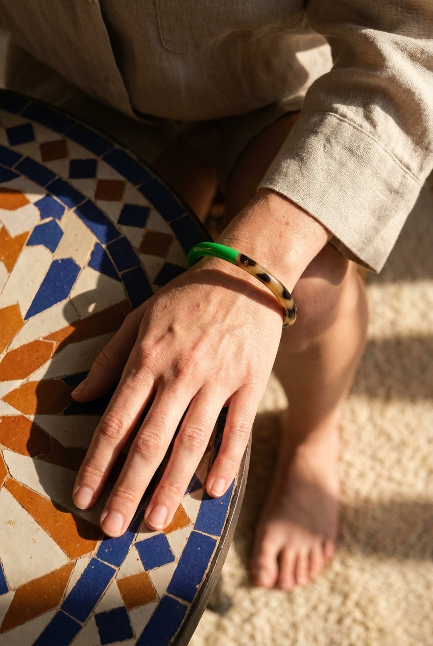 JONC EN CORNE DE BUFFLE LAQUÉE COULEUR ET MOTIF LÉOPARD VERT - BOHM Bracelet