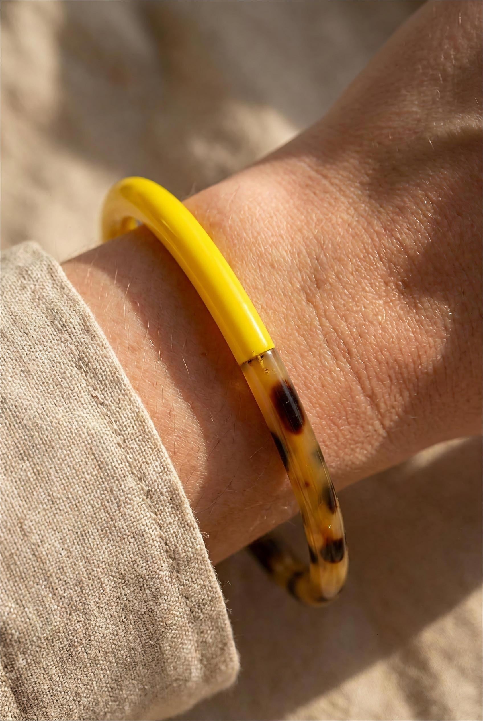 JONC FIN EN CORNE DE BUFFLE LAQUÉE COULEUR VERT ET MOTIF LÉOPARD JAUNE - BOHM Bracelet