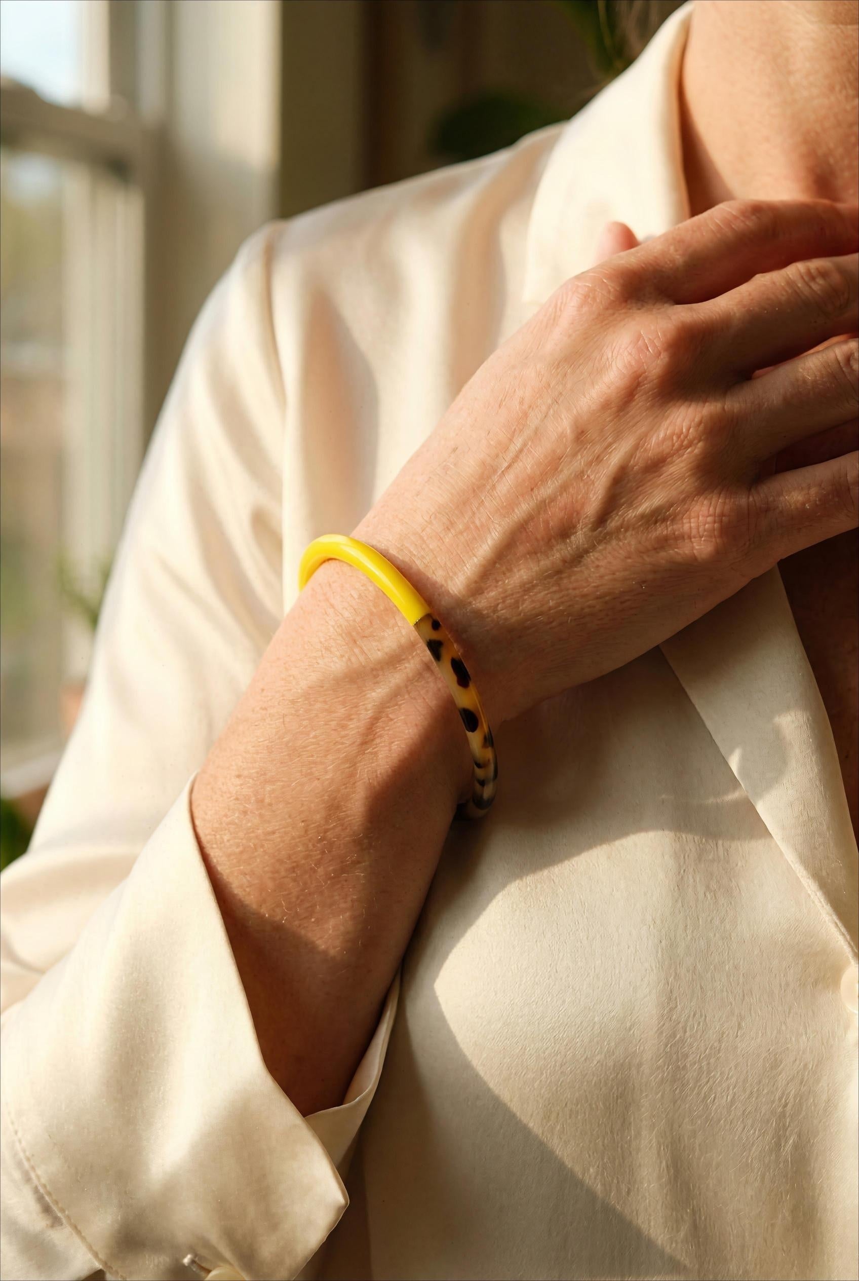 JONC FIN EN CORNE DE BUFFLE LAQUÉE COULEUR VERT ET MOTIF LÉOPARD JAUNE - BOHM Bracelet