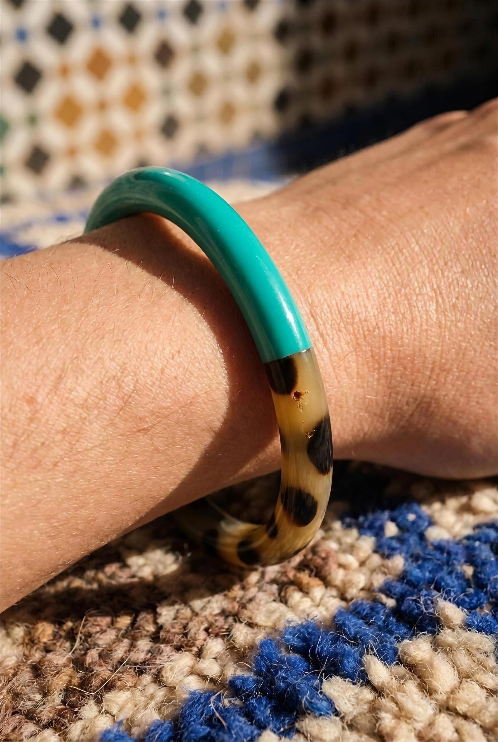 JONC FIN EN CORNE DE BUFFLE LAQUÉE COULEUR VERT ET MOTIF LÉOPARD TURQUOISE - BOHM Bracelet