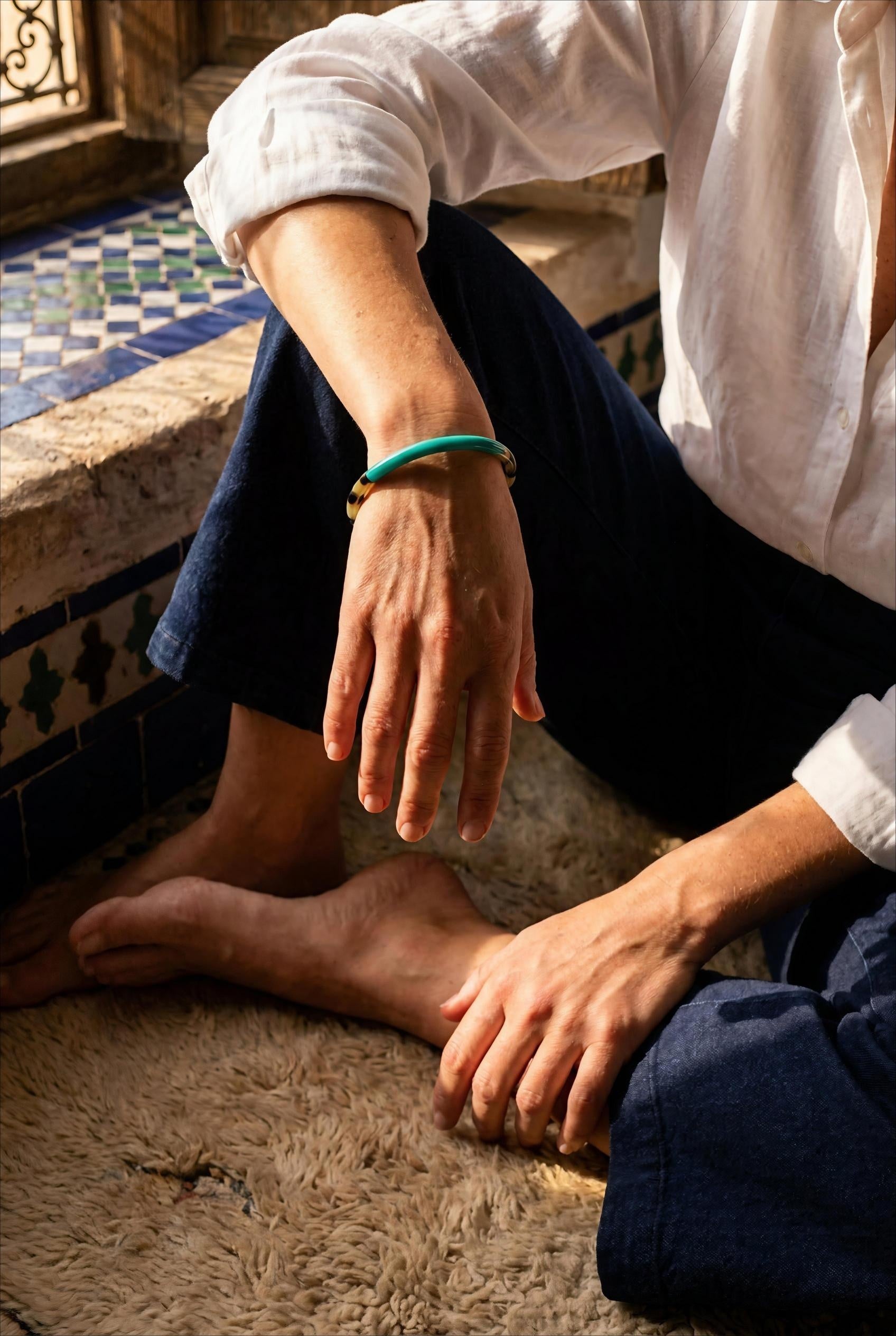 JONC FIN EN CORNE DE BUFFLE LAQUÉE COULEUR VERT ET MOTIF LÉOPARD TURQUOISE - BOHM Bracelet