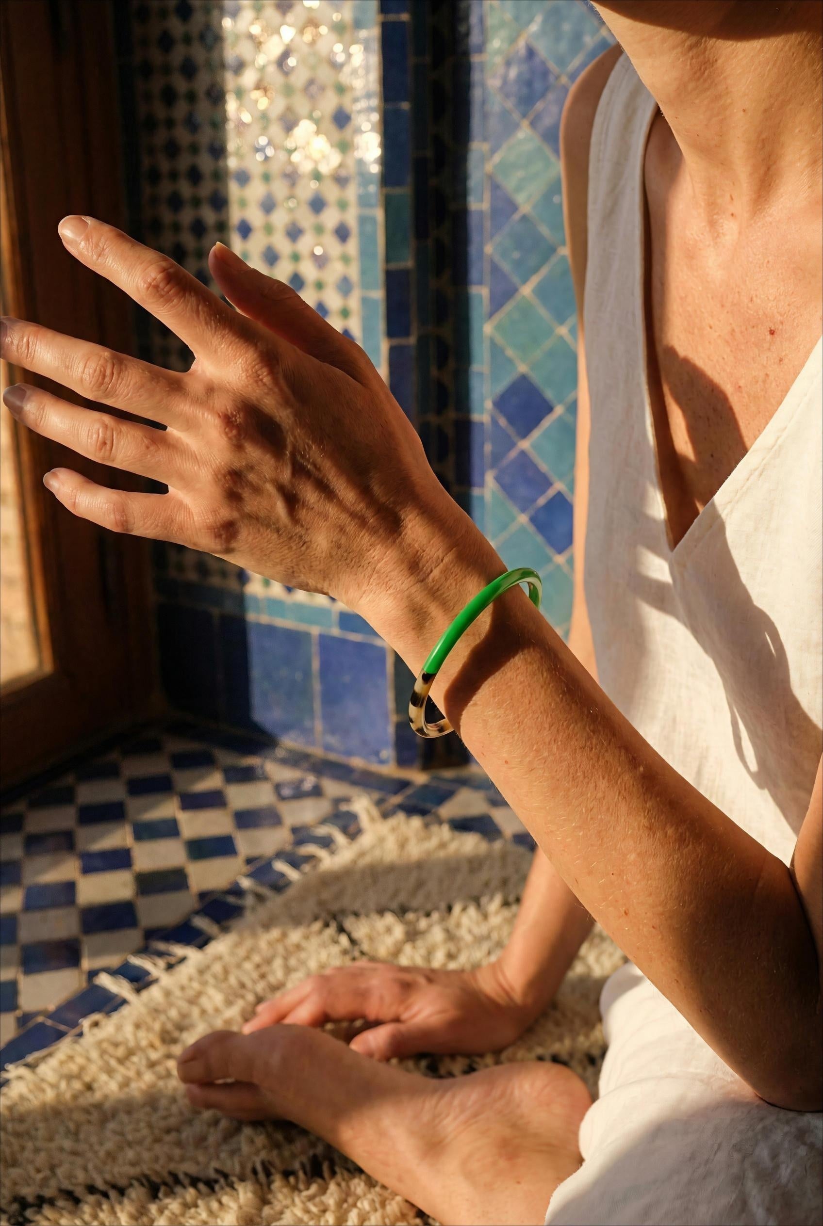 JONC FIN EN CORNE DE BUFFLE LAQUÉE COULEUR VERT ET MOTIF LÉOPARD VERT - BOHM Bracelet