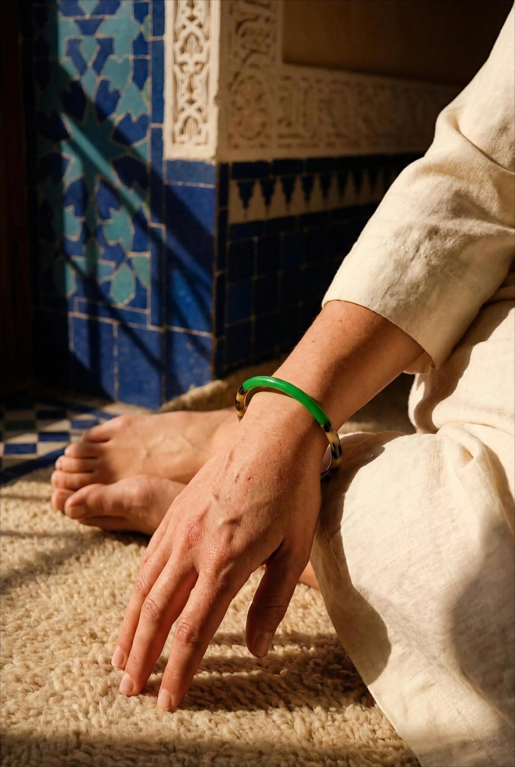 JONC FIN EN CORNE DE BUFFLE LAQUÉE COULEUR VERT ET MOTIF LÉOPARD VERT - BOHM Bracelet